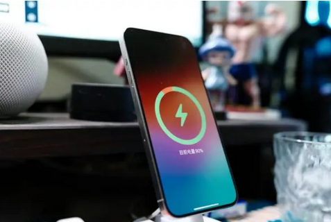兴隆台苹果15换屏服务分享用什么充电器给iPhone15充电更好 